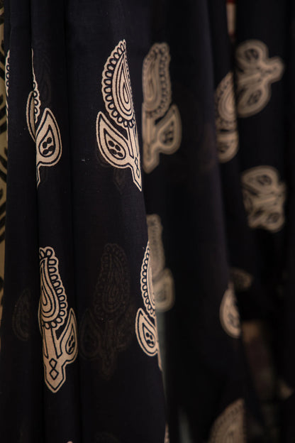 Black Beige Paisley Temple Mulmul Cotton Saree