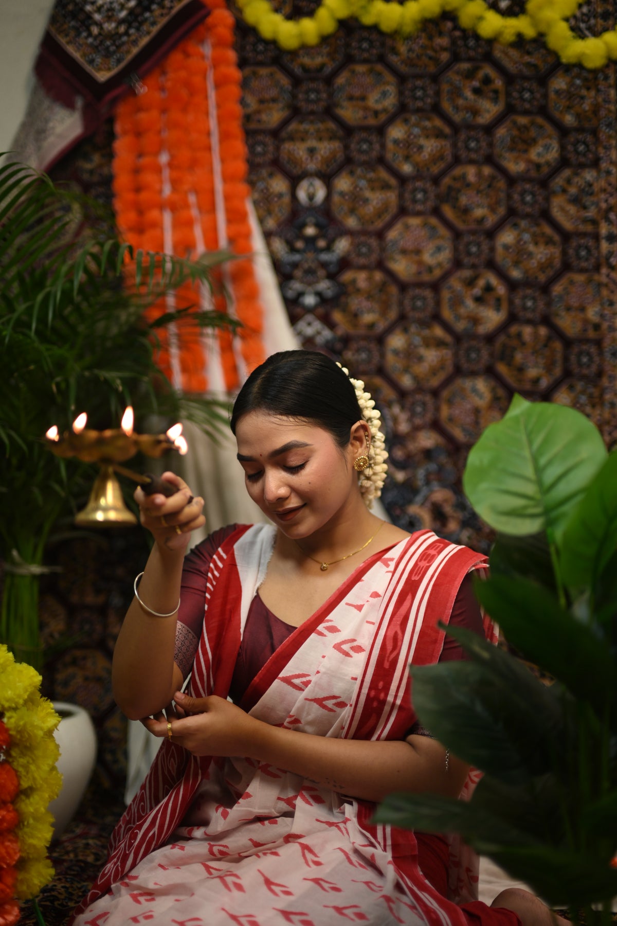 Off-White Red Ikat Leaf Mul Mul Cotton Saree