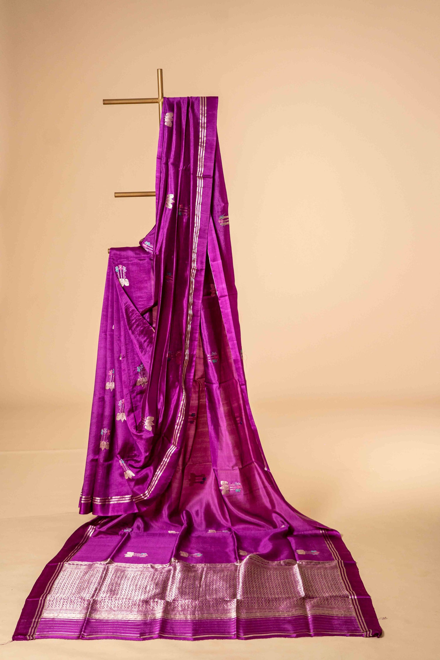 Pure Kora Silk Saree With bunch Flower Motif - Atulyakarigari
