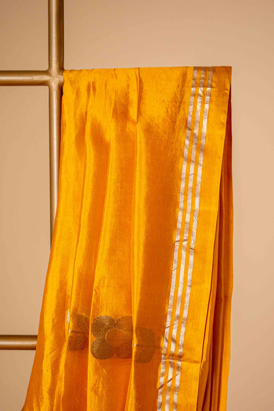 Pure crepe banarasi Saree with golden traditional border - Atulyakarigari