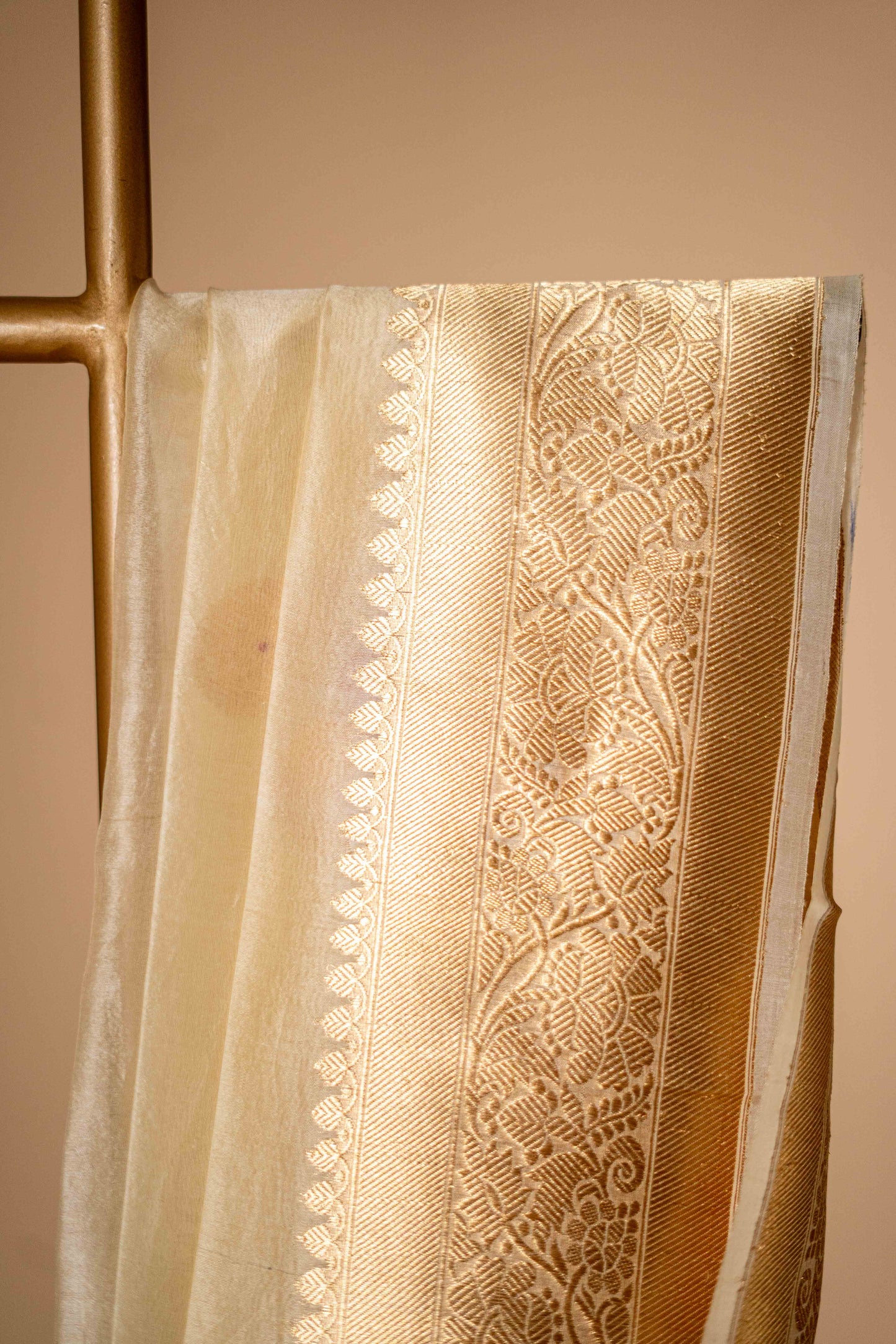 Pure Kora Silk light weighted with flower and leaf motif