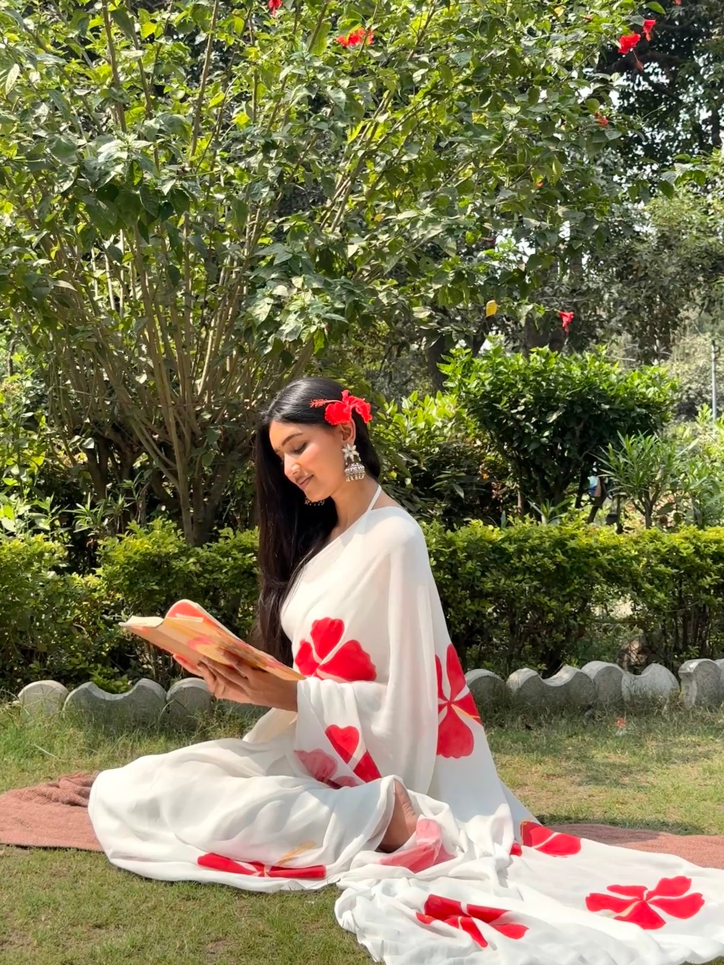 Pure georgette hand painted white saree - Atulyakarigari