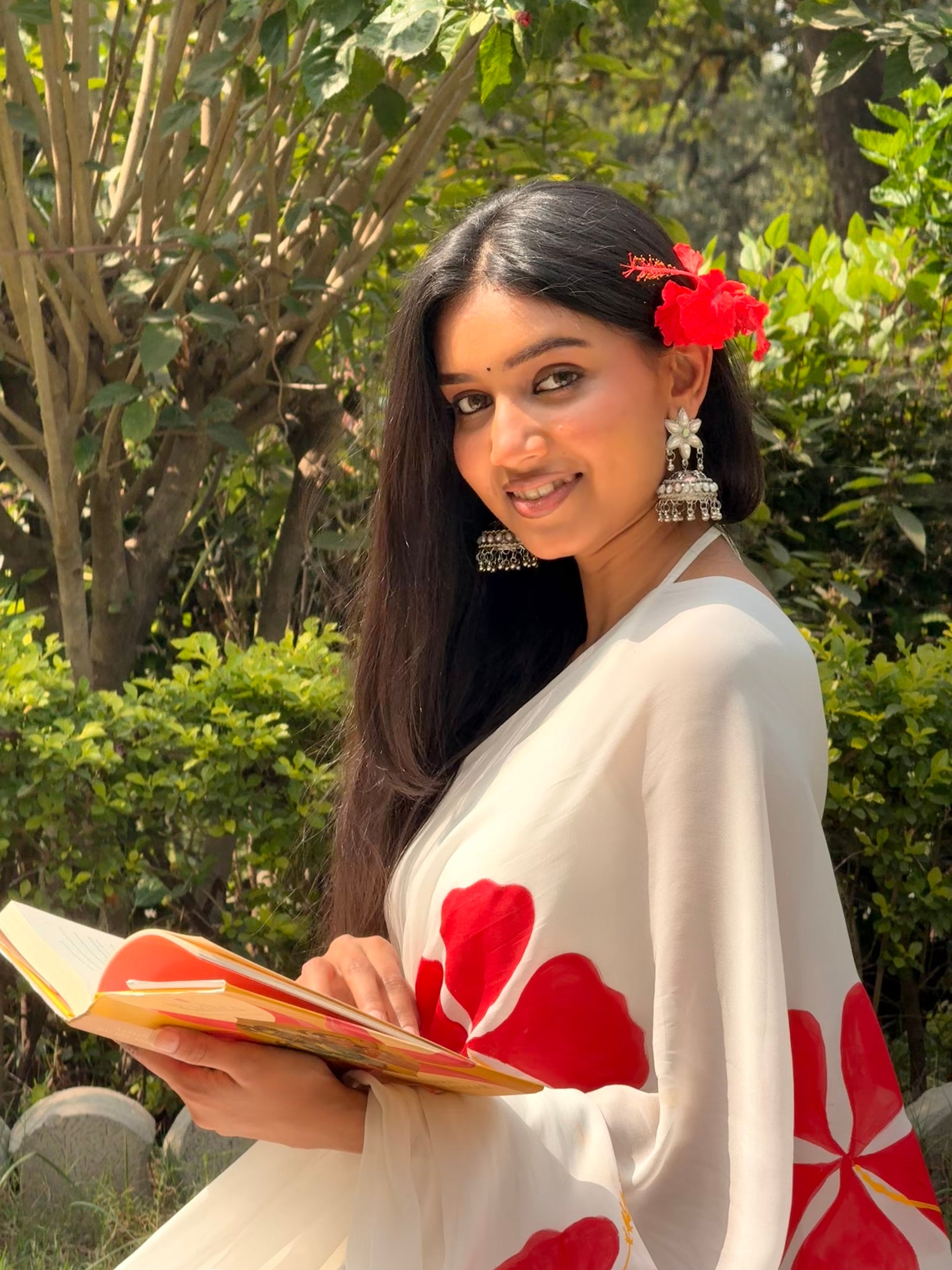 Pure georgette hand painted white saree - Atulyakarigari