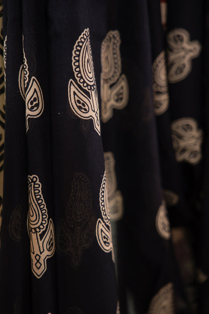 Black Paisley Diamond Border Mul Mul Cotton Saree